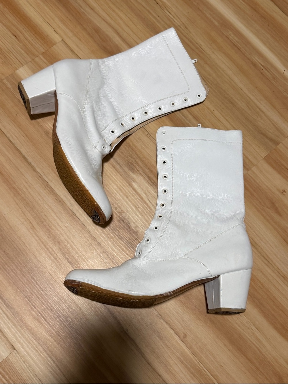 Vintage 70s/80s white GoGo boots with heel fits size 8. Missing laces.